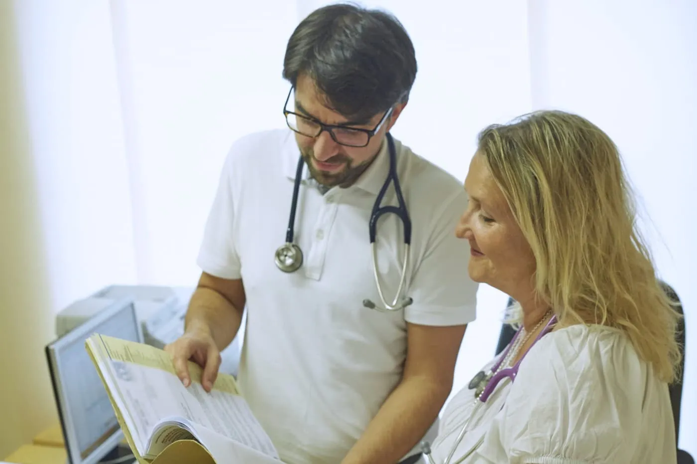 Dr. Callitsis und Dr. Fleminger besprechen einen Befund